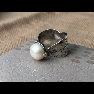 A Classic! Beautiful Silpada Nestled Pearl .925 Sterling Silver Ring Size 7